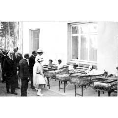 DOÑA VICTORIA Y SU AUGUSTA HIJA, LA INFANTA DOÑA BEATRIZ, VISITANDO A LOS NIÑOS ENFERMOS EN EL SANATORIO DE PEDROSA